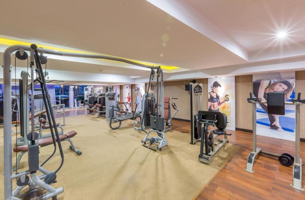 Wyndham Surabaya Hotel Екстериор снимка