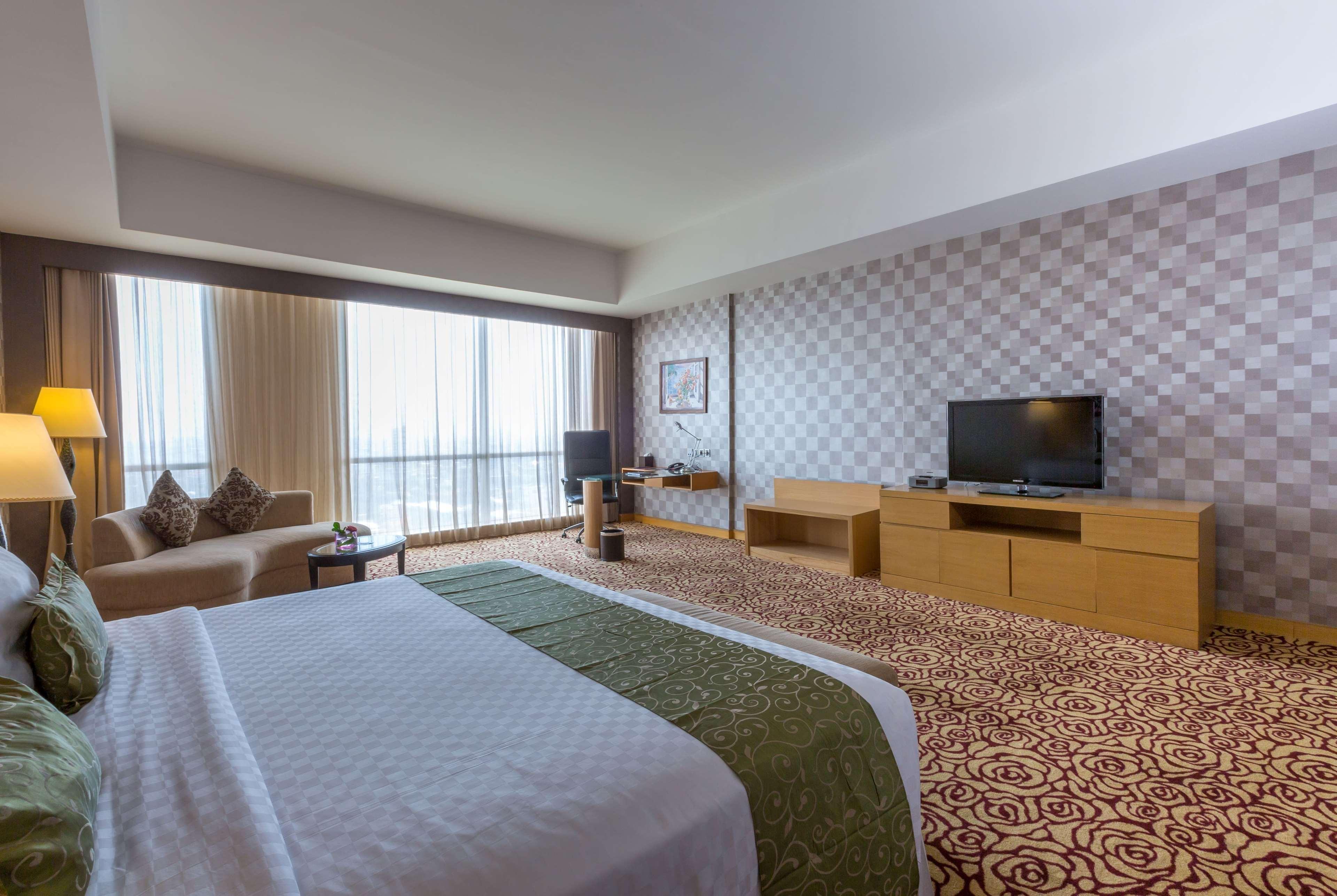 Wyndham Surabaya Hotel Екстериор снимка