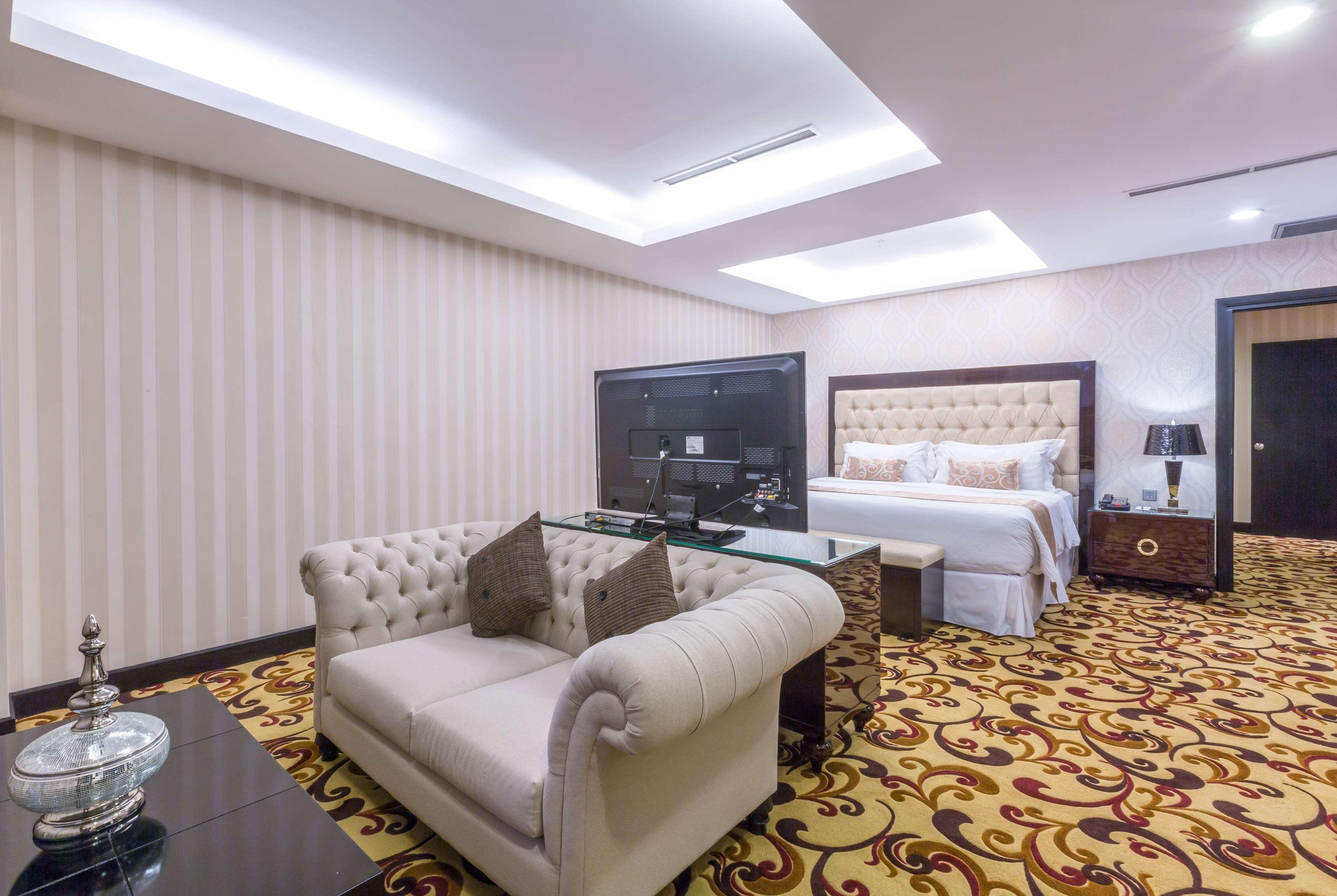 Wyndham Surabaya Hotel Екстериор снимка