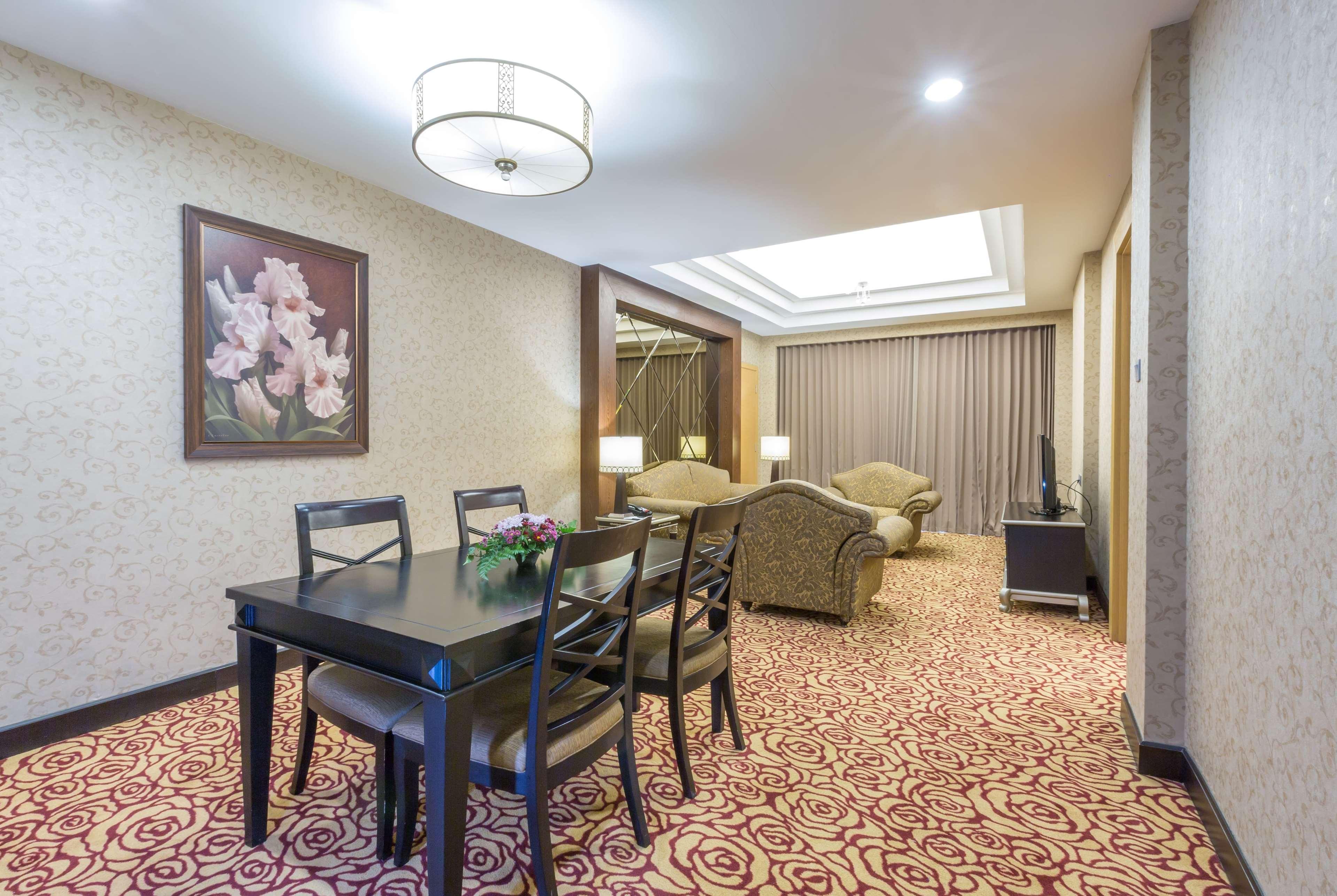 Wyndham Surabaya Hotel Екстериор снимка