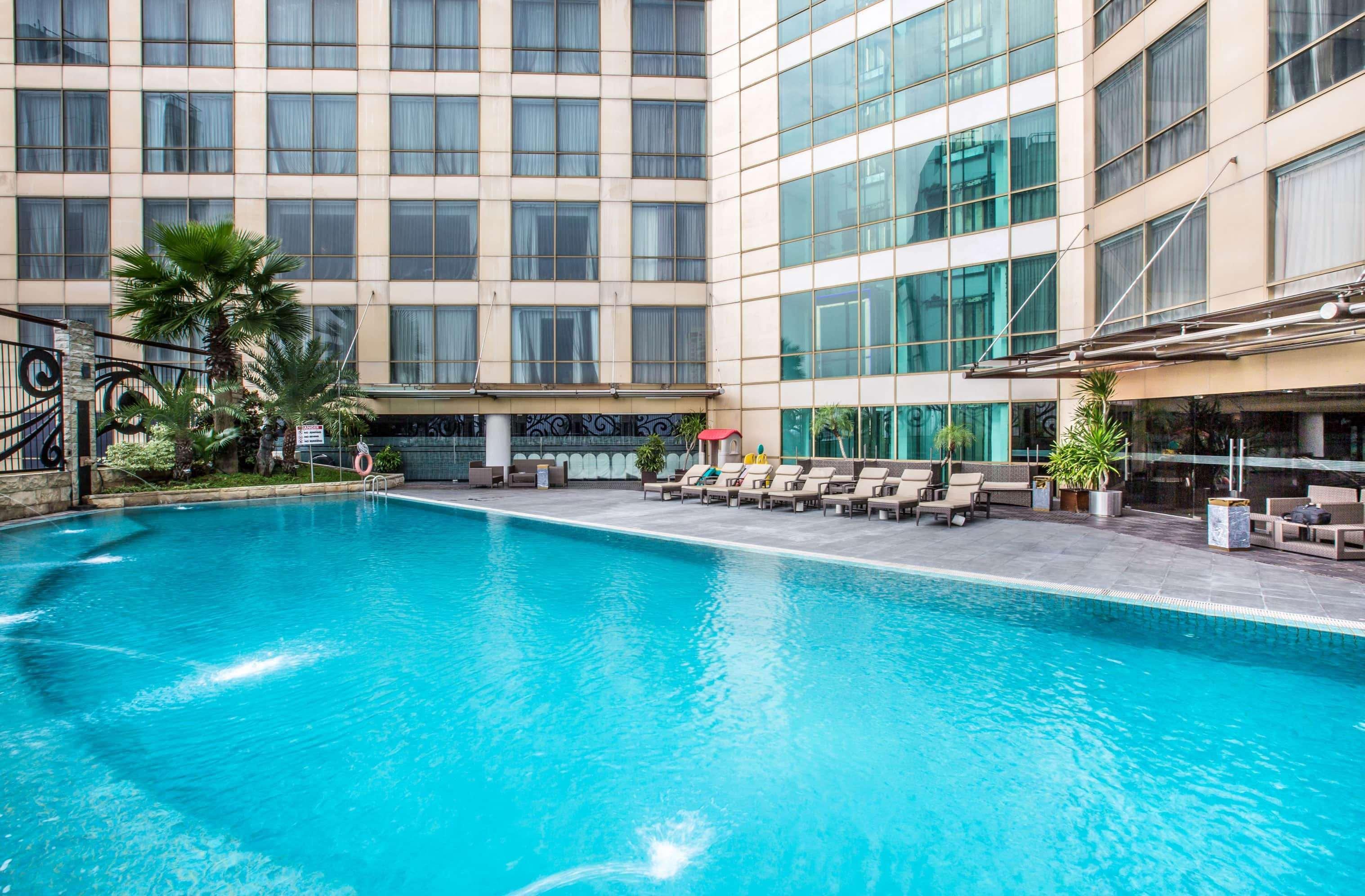 Wyndham Surabaya Hotel Екстериор снимка
