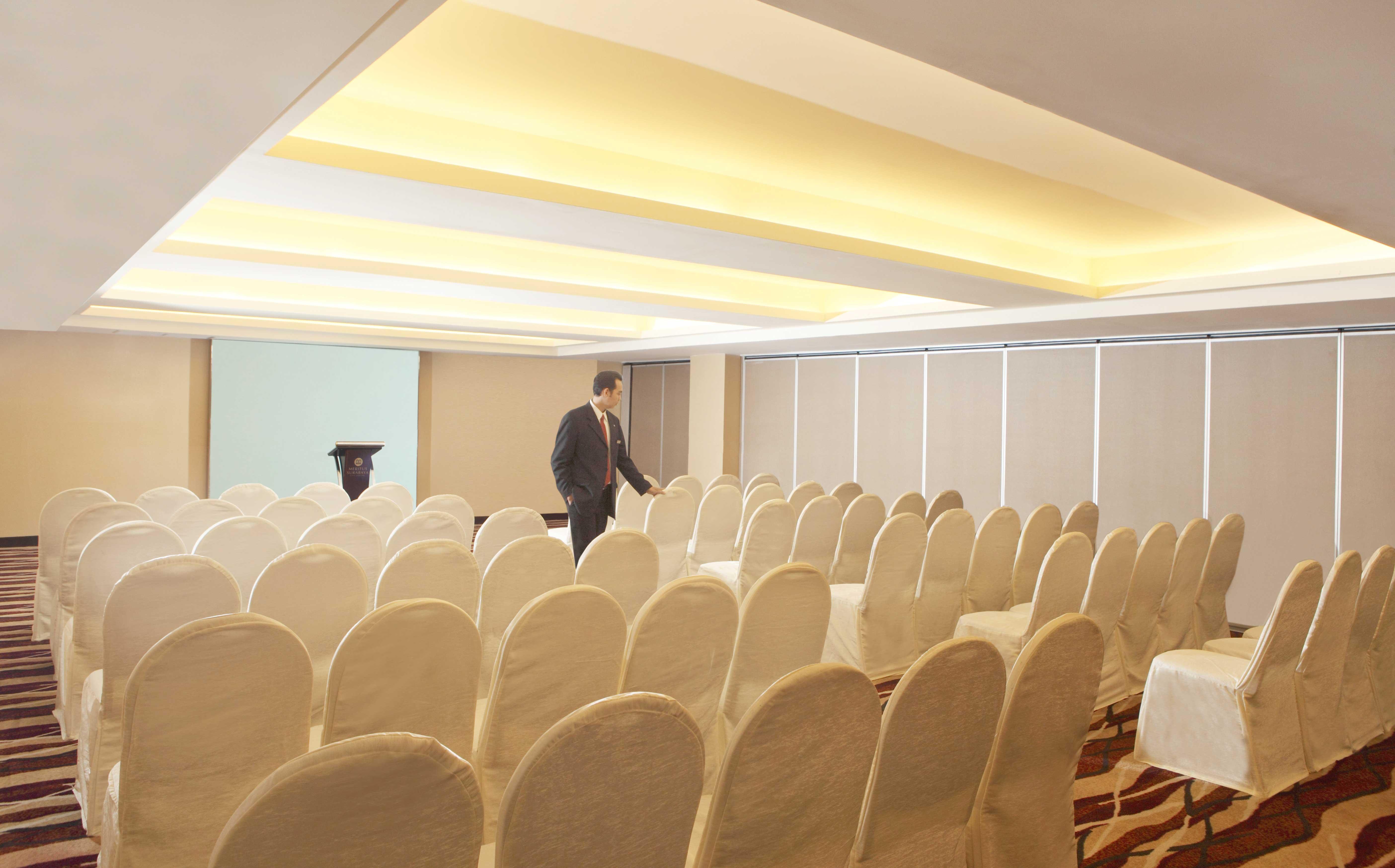 Wyndham Surabaya Hotel Екстериор снимка