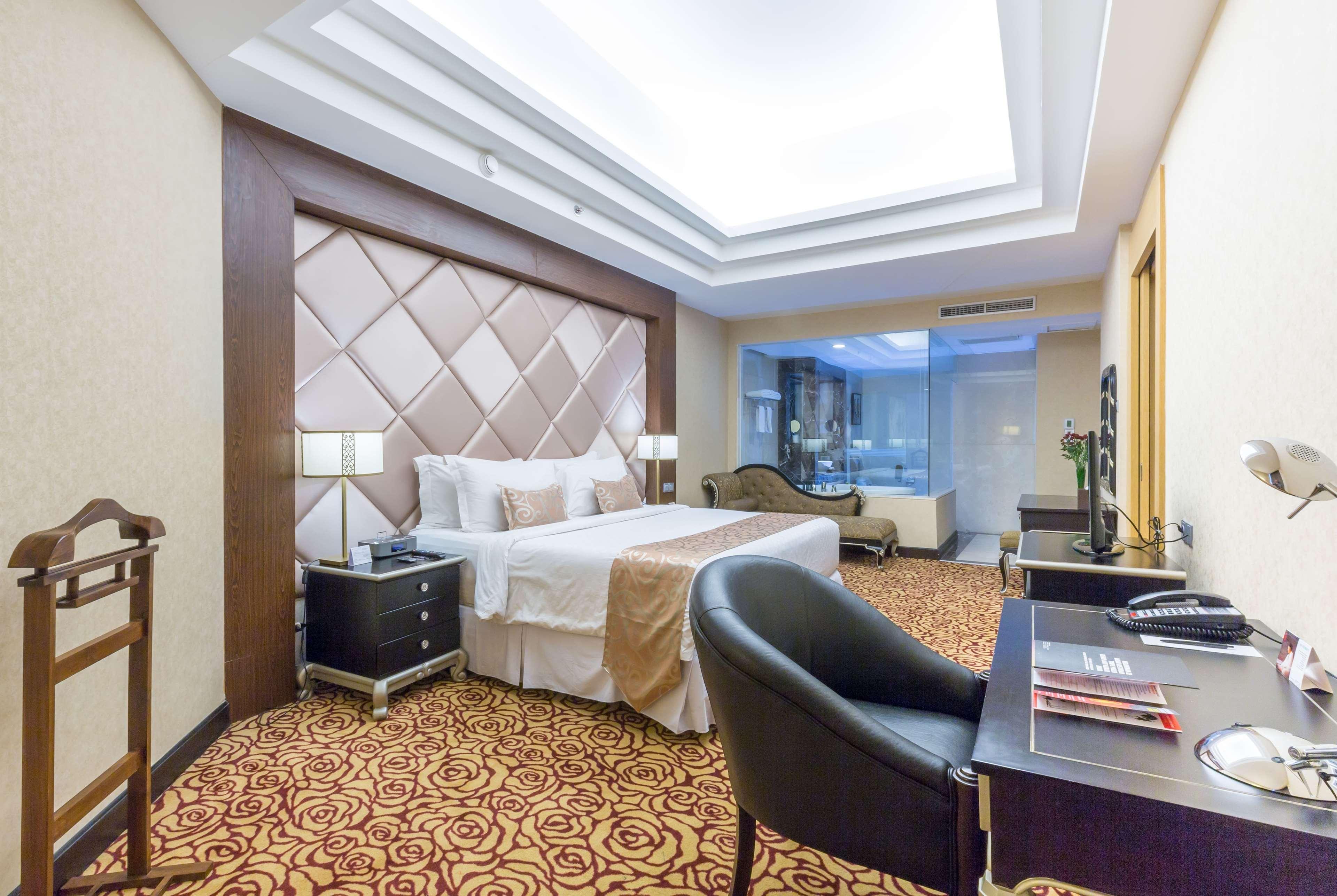 Wyndham Surabaya Hotel Екстериор снимка