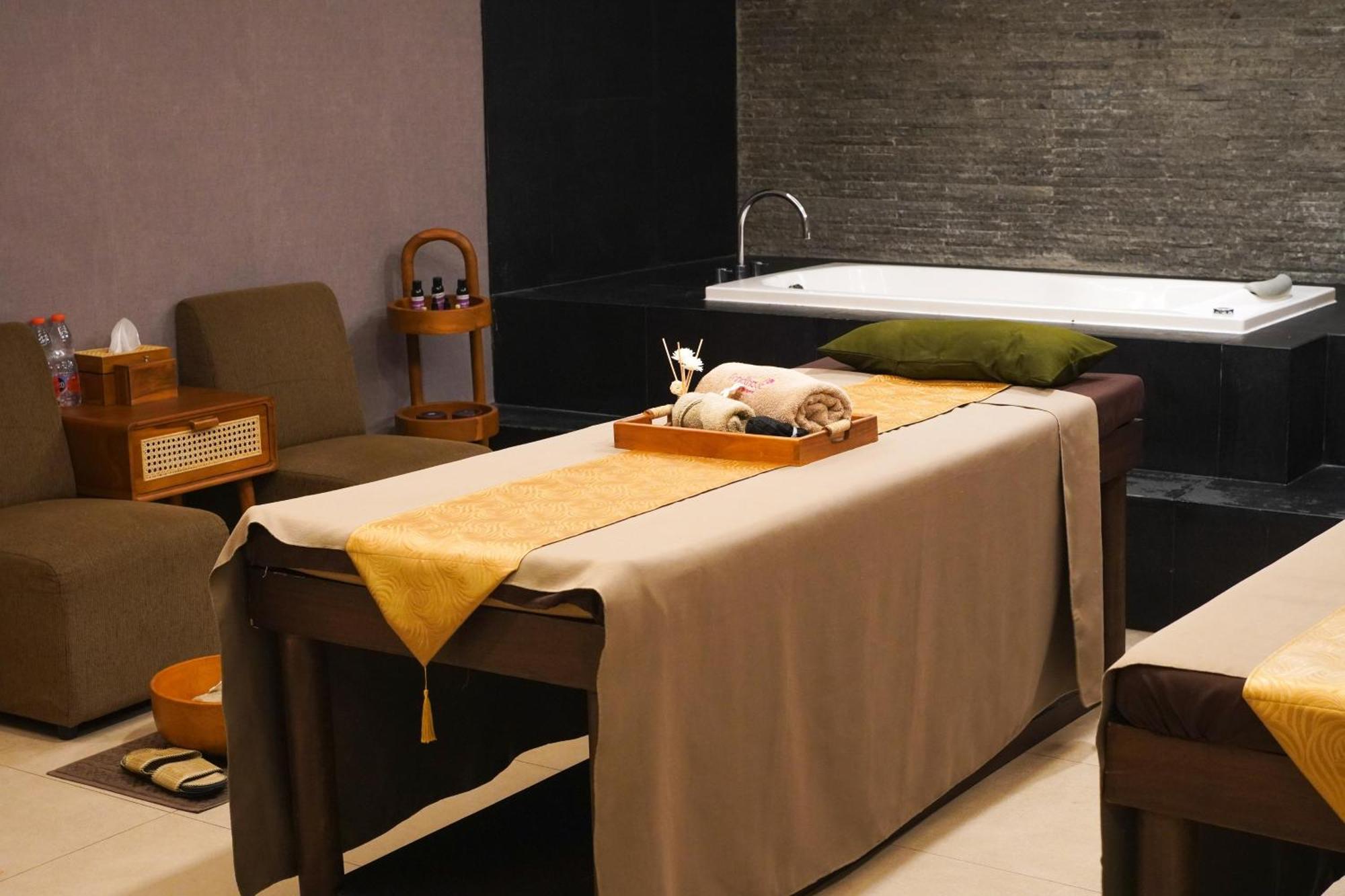 Wyndham Surabaya Hotel Екстериор снимка