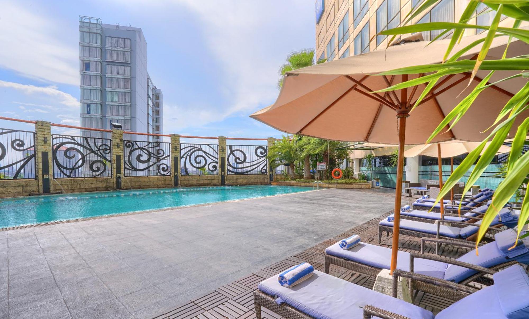 Wyndham Surabaya Hotel Екстериор снимка
