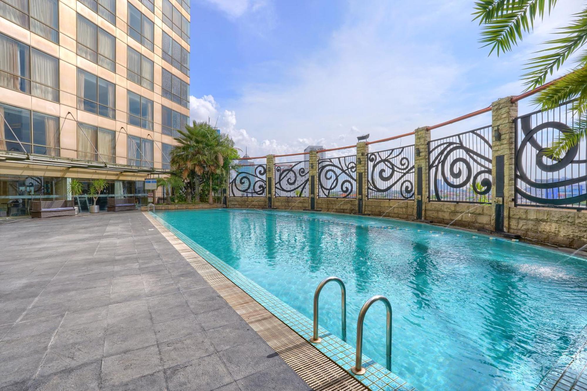 Wyndham Surabaya Hotel Екстериор снимка