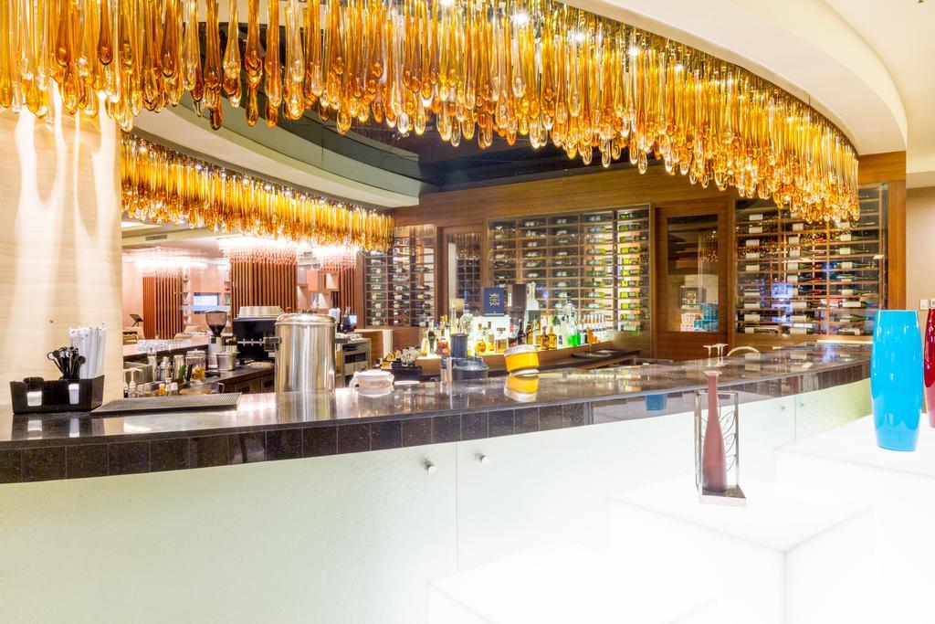 Wyndham Surabaya Hotel Екстериор снимка
