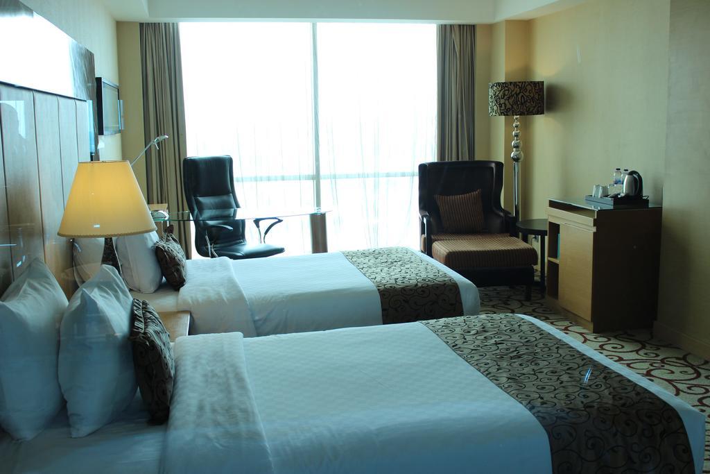 Wyndham Surabaya Hotel Екстериор снимка