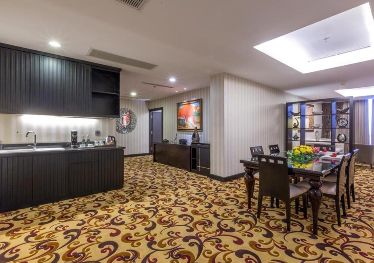 Wyndham Surabaya Hotel Екстериор снимка