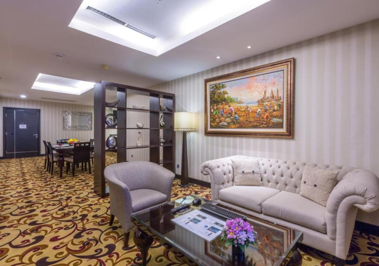 Wyndham Surabaya Hotel Екстериор снимка